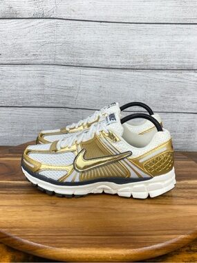 Nike Zoom Vomero 5 Metallic Gold Women’s Sneakers HF7723-001 Shoe Size 8